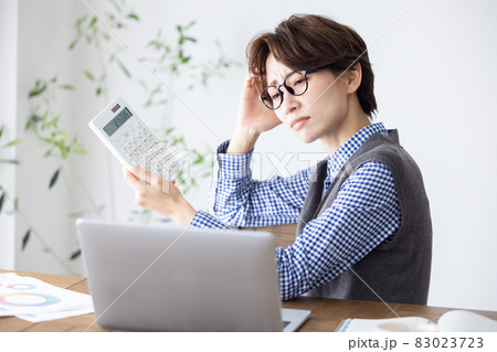 悩む女性 悩む女性 83023723