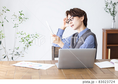 悩む女性 83023724