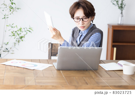 悩む女性 83023725