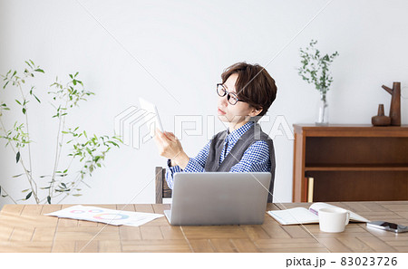 悩む女性 83023726