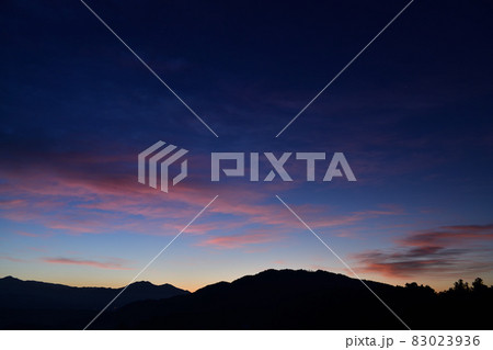 北杜市白州町、奥秩父山系、夜明けの風景 北杜市白州町、奥秩父山系、夜明けの風景 83023936