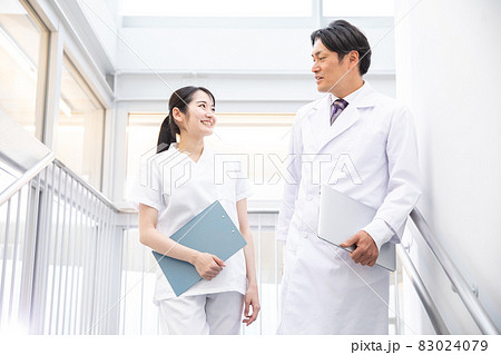 病院で働く医者と看護師 病院で働く医者と看護師 83024079
