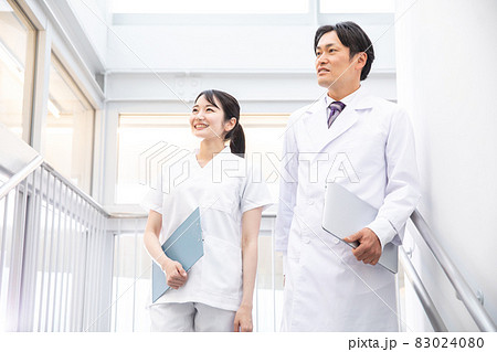 病院で働く医者と看護師 病院で働く医者と看護師 83024080