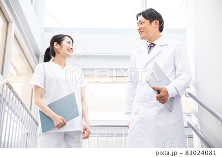 病院で働く医者と看護師 病院で働く医者と看護師 83024081