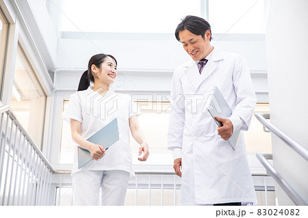病院で働く医者と看護師 83024082