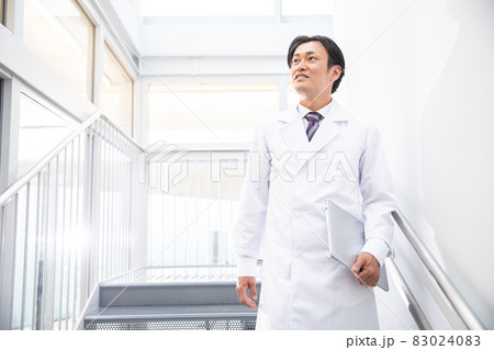 病院で働く中年のドクター 病院で働く中年のドクター 83024083