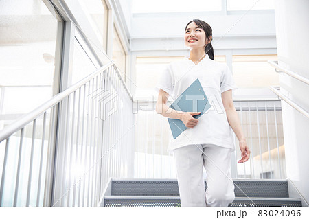 病院で働く医療スタッフ（若い女性） 83024096
