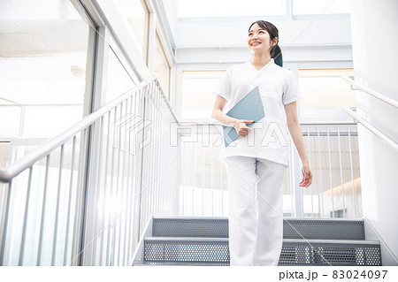 病院で働く医療スタッフ(若い女性) 病院で働く医療スタッフ(若い女性) 83024097