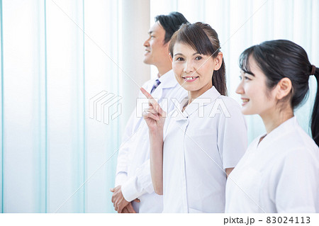 病院にいる医療スタッフ（横顔・3人・中高年ナース） 83024113