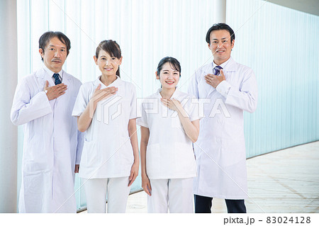 病院にいる医療スタッフ（4人・ガッツポーズ） 83024128