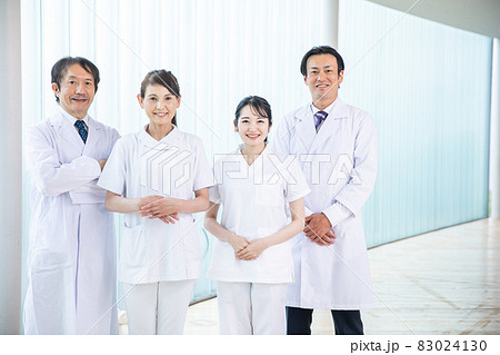 病院にいる医療スタッフ（4人） 83024130
