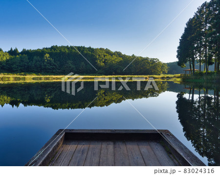 青空が映り込む池と桟橋の風景 青空が映り込む池と桟橋の風景 83024316