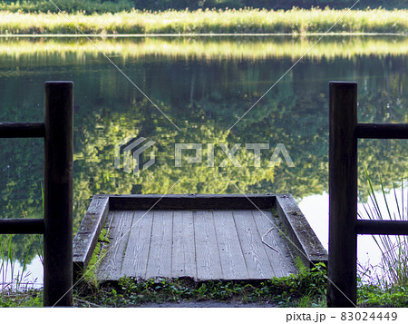 青空が映り込む池と桟橋の風景 青空が映り込む池と桟橋の風景 83024449