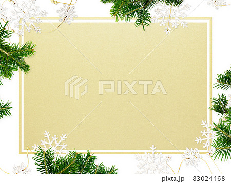 雪のガーランドともみの木を飾った白色と金色のフレーム 83024468