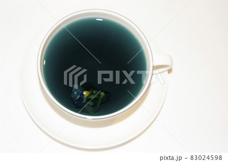 The mood color is blue - blue tea in a white mug, which stands on a white saucer and a white tray. 83024598