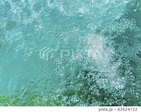 泡立つ水面の素材画像 83024722
