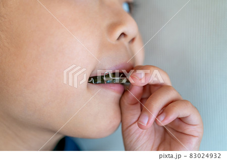 拡大床を装着する子供 83024932