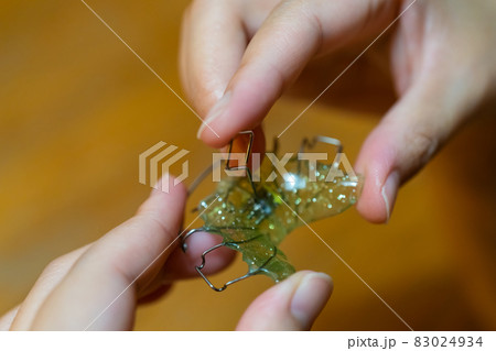 拡大床装置のスクリュー(拡大ネジ)を回す 83024934