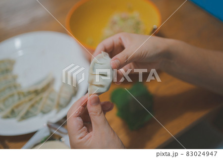 餃子作り 83024947