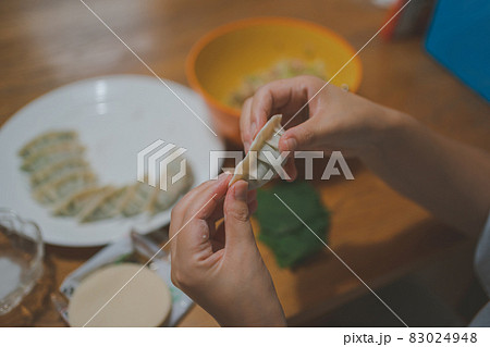 餃子作り 83024948