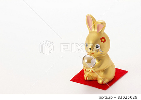 うさぎ年の年賀素材、占う兎 うさぎ年の年賀素材、占う兎 83025029