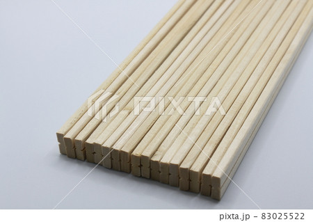 たくさんの割り箸 83025522