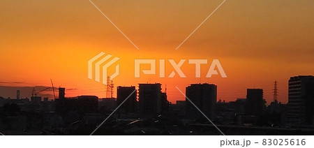 秋の空を真っ赤に染める夕陽。 83025616
