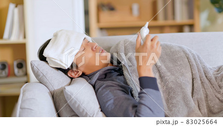 man has fever at home 83025664