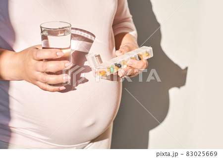 Pregnant woman eat pregnancy pills. Flu supplements. Taking allergy drugs. 83025669