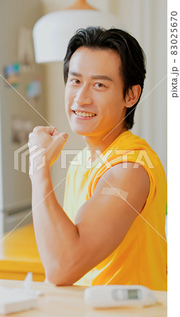 man gets vaccine 83025670