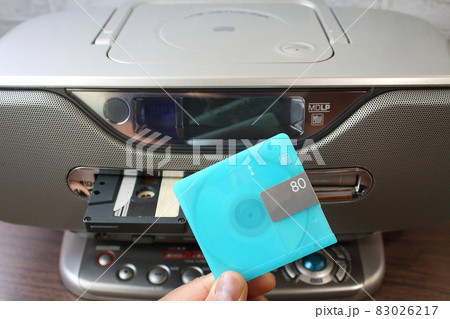 ラジカセとMDを持つ手 83026217