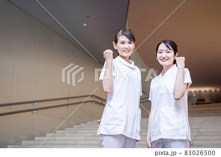 病院で働く医療スタッフ（ガッツポーズ） 83026500