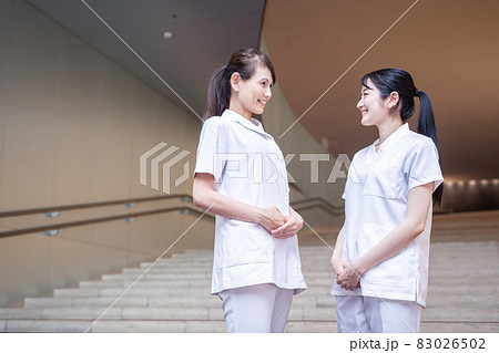 病院で働く医療スタッフ 83026502