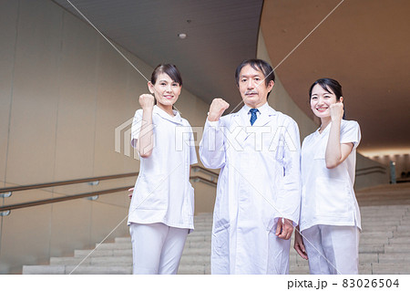 病院で働く医者と看護師（3人・ガッツポーズ） 83026504