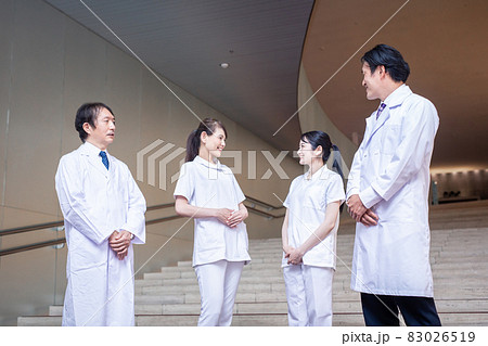 病院で働く医者と看護師（4人） 83026519