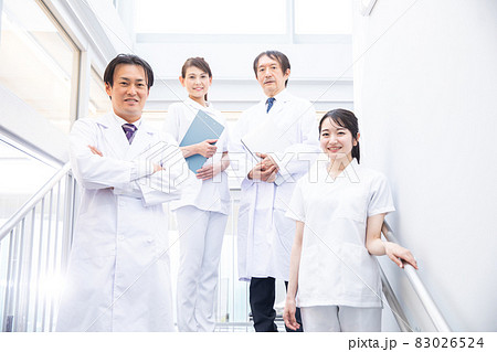 病院で働く医者と看護師（4人） 83026524