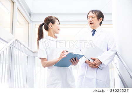 病院で働く医者と看護師（中高年） 83026527