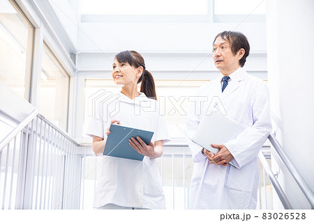 病院で働く医者と看護師（中高年） 83026528