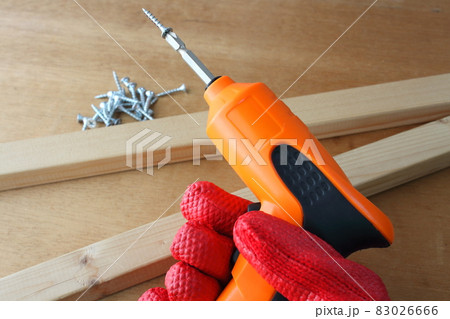 ネジを取り付けた電動ドライバー 83026666