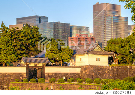 日本の東京都市景観　夕陽を浴びてオレンジ色に染まる桜田門や丸の内、大手町などのオフィス街などを望む 83027593