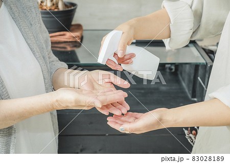 コロナ禍の美容室（アルコール消毒） 83028189