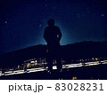 無数の星とそこに立つ男 83028231