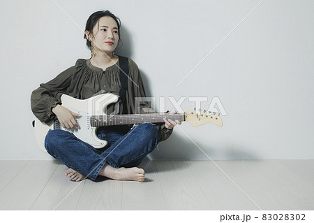 ギターを持つ女の子の写真素材 02