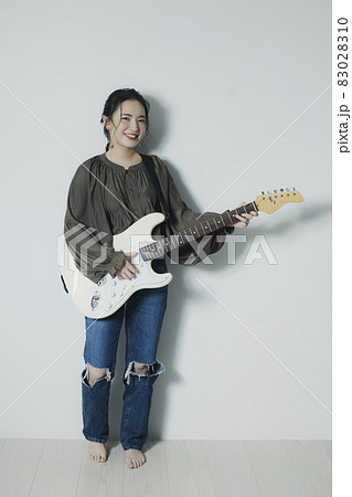 ギターを持つ女の子の写真素材 0210