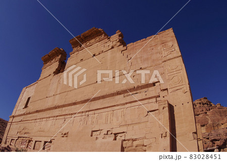 ヨルダン　ペトラ遺跡　渓谷　世界遺産 83028451