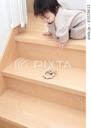 階段から落ちてケガをしそうな生後半年の赤ちゃんのイメージ 階段から落ちてケガをしそうな生後半年の赤ちゃんのイメージ 83028615