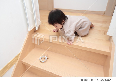 階段から落ちてケガをしそうな生後半年の赤ちゃんのイメージ 83028621