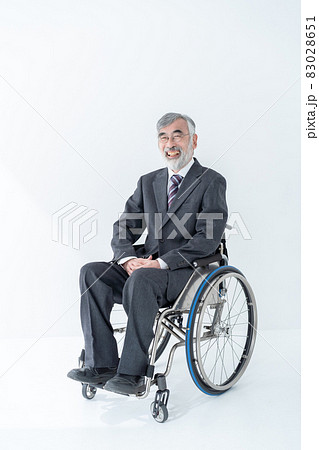 シニア男性　車椅子　スーツ 83028651
