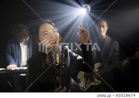 バンド　ライブ 83028674