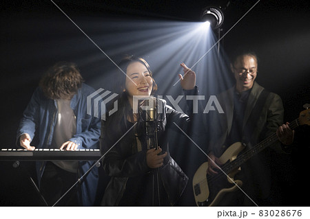 バンド　ライブ 83028676